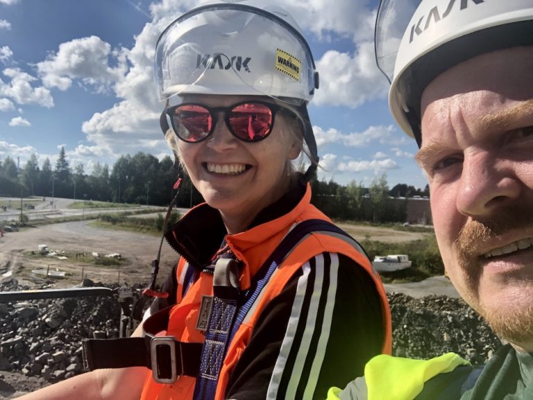 Hiedanrannan Kehitys Oy:n Laura Jussila ja Matti Huhta nosturissa Hiedanrannan tulevien Pohjoiskorttelien yllä